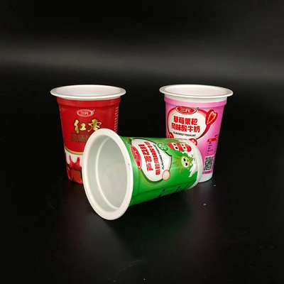 copos do iogurte 125ml com os copos plásticos do produto comestível das tampas para sobremesas